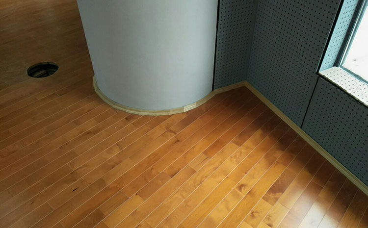 楓樺木體育館實木地板多少錢一平米？